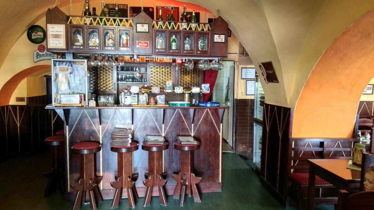 Hotel U Broucka Нове-Место-над-Метуйи Экстерьер фото